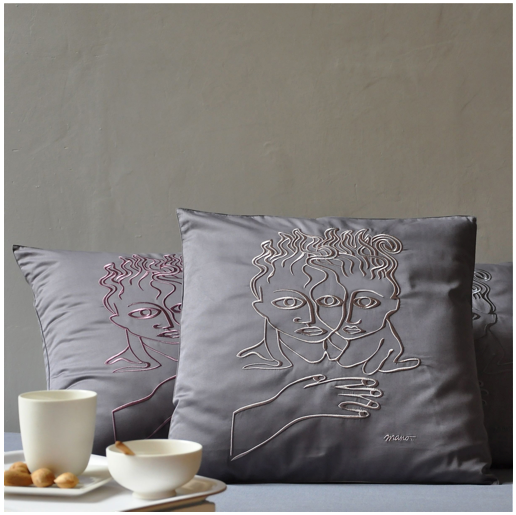 trois housses de coussin brodés violine + tasse